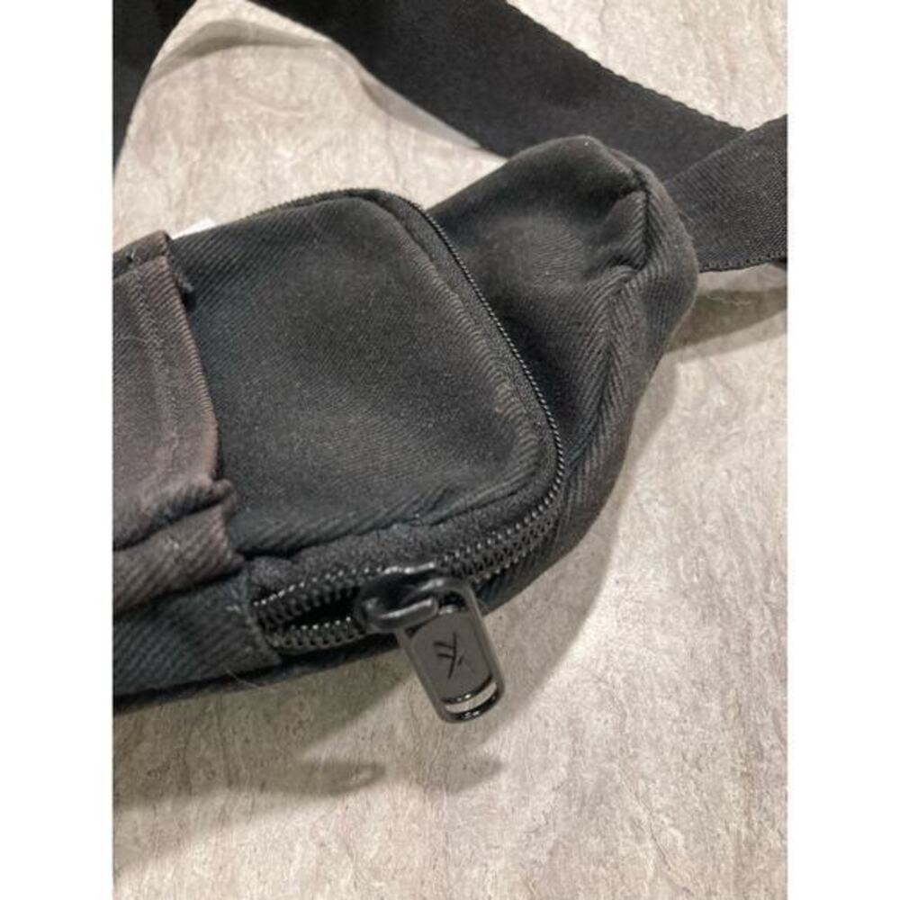 Reebok Classics Unisex Black Crossbody Sling Bag Adjustable Strap Zip Closure - Picture 10 of 11